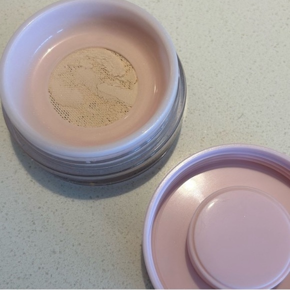 Glossier Wowder G11-12 Finishing Powder 0.25 oz/7.2 g - Picture 2 of 2